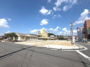 現地と前面道路 ブルーミングガーデン緑区相原郷2丁目 2号棟 外観