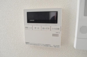 同仕様写真(給湯器パネル) 同仕様写真(内観)