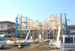 あらかじめ木材の加工を済ませておき、柱や梁、小屋組などの骨組みを組み立て(建て方)し、1日で一気に棟木を取り付けます。
構造・工法・仕様