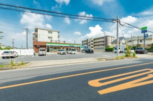 【コンビニ】ファミリーマート緑尾崎山店 410m 周辺環境